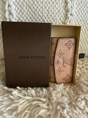 Louis Vuitton- Authentic 🍀 Pink Mahina Monogram Key Wallet w/ Box